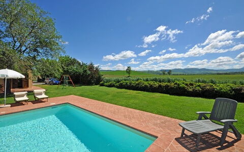 Pienza: Proprietà, Piscina, Immobiliare, Casa, Casa, Estate, Erba, Costruzione, Backyard, Zona Residenziale
