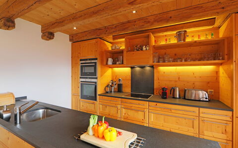 Saint Piran: Controsoffitto, Cabinetry, Proprietà, Mobilia, Cucina, Legna, Interior Design, Arancia, Illuminazione, Cucina Stufa