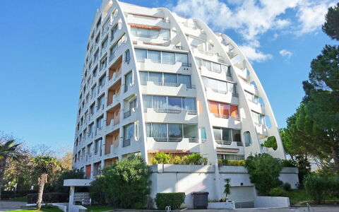La Grande Motte 222: Cielo, Costruzione, Pianta, Nube, Giorno, Albero, Finestra, Palazzone, Urban Design, Condominio