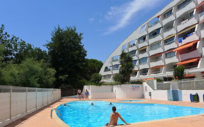 La Grande Motte 222: Acqua, Cielo, Proprietà, Costruzione, Nube, Finestra, Piscina, Azzurro, Pianta, Tempo Libero