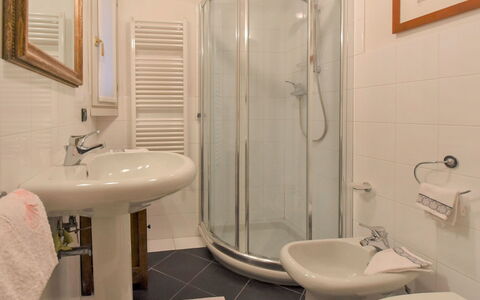 Sotoportego Venier: Bagno, Proprietà, Camera, Idraulico Fixture, Piastrella, Parete, Immobiliare, Architettura, Interior Design, Pavimento