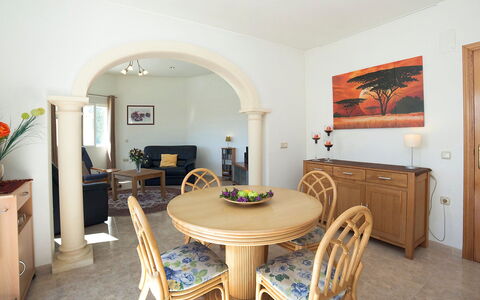 Ingy: Camera, Proprietà, Mobilia, Sala Da Pranzo, Interior Design, Costruzione, Immobiliare, Tavolo, Casa, Soffitto