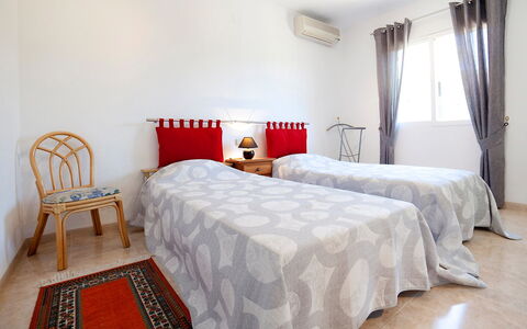 Ingy: Camera Da Letto, Letto, Mobilia, Camera, Lenzuolo, Proprietà, Bedding, Telaio Del Letto, Interior Design, Pavimento