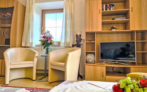 Lueg Ins Land: Mobilia, Interior Design, Camera, Pavimentazione, Pavimento, Tavolo, Soffitto, Televisione, Illuminazione, Appartamento