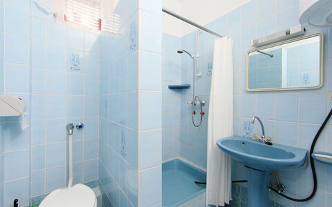 Daisy 1: Bagno, Proprietà, Camera, Idraulico Fixture, Architettura, Interior Design, Costruzione, Immobiliare, Piastrella, Casa