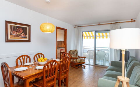 Blanca de Vilafortuny: Mobilia, Tavolo, Proprietà, Cornice, Legna, Sedia, Arancia, Interior Design, Pavimento, Pavimentazione