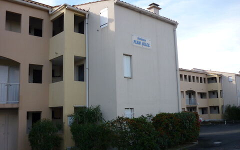 Plein Soleil: Pianta, Cielo, Finestra, Costruzione, Nube, Urban Design, Casa, Proprietà Del Materiale, Facciata