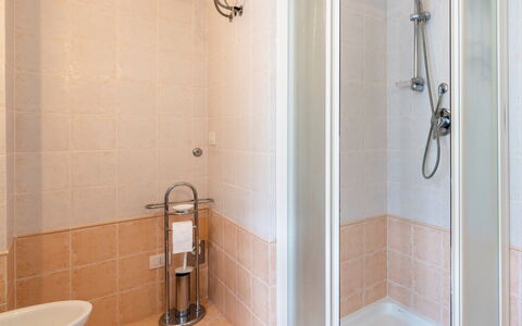 Marina di Andora 400: Idraulico Fixture, Proprietà, Soffione Doccia, Bagno, Doccia, Illuminazione, Interior Design, Pavimento, Doccia Porta