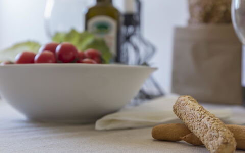 Cava Larica: Cibo, Tavola, Dishware, Tavolo, Pianta, Ingrediente, Frutta, Serveware, Legna