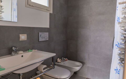Cava Larica: Rubinetto, Idraulico Fixture, Lavello, Proprietà, Lavandino Del Bagno, Fotografia, Finestra, Viola, Bagno, Interior Design