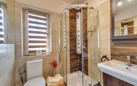 Kogucik: Vasca Da Bagno, Idraulico Fixture, Proprietà, Rubinetto, Lavello, Specchio, Bagno, Soffione Doccia, Interior Design