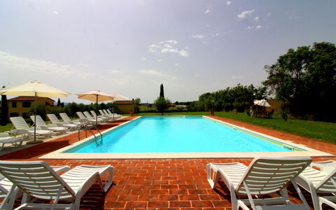 Podere Marcigliano: Acqua, Cielo, Proprietà, Pianta, Nube, Piscina, Azzurro, Costruzione, Albero, Mobili Da Esterno