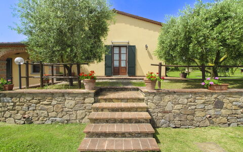 Podere Marcigliano: Giardino, Villetta, Agriturismo, Shade, Landscaping, Estate, Cortile, Backyard, Muro ​​Di Pietra, Hacienda