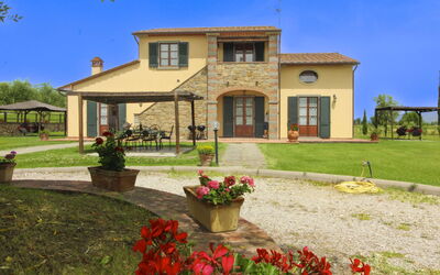 Podere Marcigliano: Giardino, Villetta, Agriturismo, Shade, Landscaping, Estate, Cortile, Backyard, Muro ​​Di Pietra, Hacienda