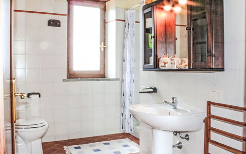 Casalini: Toilet Seat, Bagno, Idraulico Fixture, Lavandino Del Bagno, Pavimentazione, Gabinetto, Interior Design, Pavimento, Lavello, Idraulico