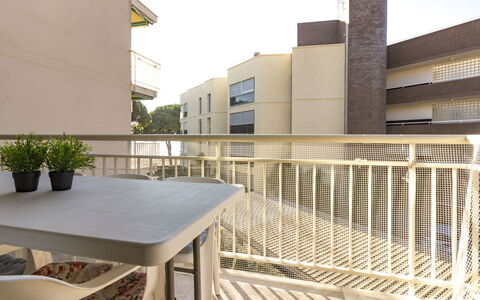 Cambrils 180: Proprietà, Tavolo, Legna, Pianta, Cielo, Rettangolo, Architettura, Vaso Di Fiori, Shade, Urban Design