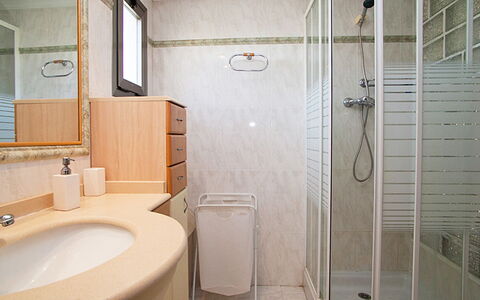 Cambrils 180: Bagno, Proprietà, Camera, Idraulico Fixture, Piastrella, Interior Design, Parete, Pavimento, Architettura, Vasca Da Bagno