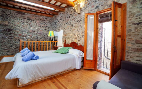 Sant Joan: Mobilia, Proprietà, Comfort, Azzurro, Legna, Arancia, Tessile, Costruzione, Interior Design, Telaio Del Letto