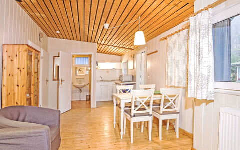 Geesthof: Mobilia, Legna, Tavolo, Pavimentazione, Comfort, Soggiorno, Pavimento, Interior Design, Sedia, Latifoglie
