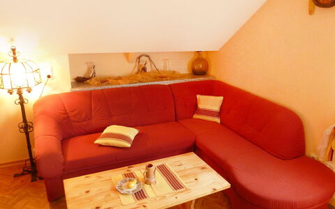 Allmendgasse: Mobilia, Divano, Camera, Proprietà, Arancia, Interior Design, Soggiorno, Pavimento, Comfort, Tavolo