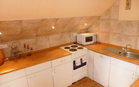 Allmendgasse: Proprietà, Camera, Cucina, Controsoffitto, Mobilia, Cabinetry, Pavimento, Costruzione, Lavello, Casa