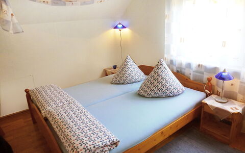 Allmendgasse: Camera Da Letto, Letto, Camera, Mobilia, Proprietà, Lenzuolo, Telaio Del Letto, Interior Design, Bedding, Materasso