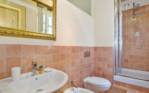 Nel Guasto: Bagno, Proprietà, Camera, Piastrella, Rubinetto, Interior Design, Parete, Immobiliare, Costruzione, Casa