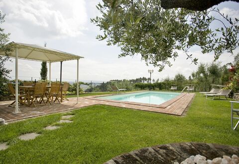 Nel Guasto: Proprietà, Backyard, Erba, Casa, Piscina, Immobiliare, Casa, Prato, Cortile, Costruzione