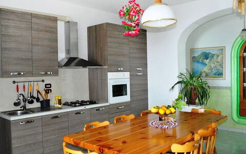Dea Afrodite: Camera, Mobilia, Proprietà, Cucina, Interior Design, Giallo, Costruzione, Pavimento, Controsoffitto, Soffitto