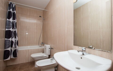 Gaudí: Bagno, Proprietà, Camera, Piastrella, Parete, Lavandino Del Bagno, Rubinetto, Interior Design, Idraulico Fixture, Immobiliare