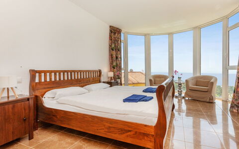 Gaudí: Camera Da Letto, Mobilia, Legna, Letto, Pavimento, Interior Design, Pavimentazione, Lenzuolo, Bedding, Appartamento