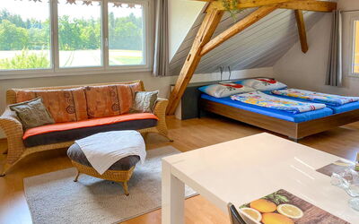 Arn'S Dachstudio 100.3: Mobilia, Tavolo, Legna, Comfort, Costruzione, Interior Design, Shade, Finestra, Pavimento, Soggiorno