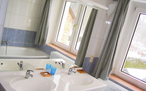Vielsalm: Bagno, Proprietà, Camera, Rubinetto, Vasca Da Bagno, Lavello, Bagno Accessorio, Interior Design, Casa, Finestra