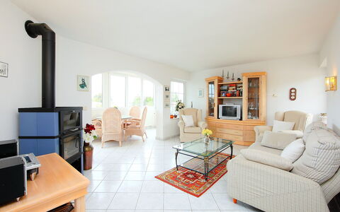 B&B: Soggiorno, Camera, Mobilia, Proprietà, Interior Design, Costruzione, Casa, Pavimento, Immobiliare, Tavolo