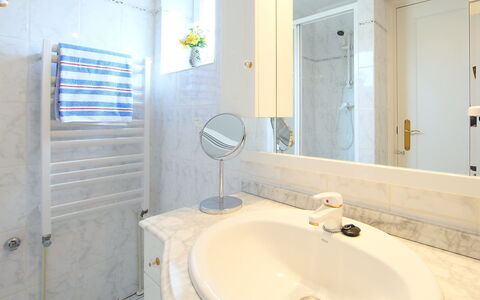 B&B: Bagno, Proprietà, Camera, Rubinetto, Bagno Accessorio, Interior Design, Vasca Da Bagno, Idraulico Fixture, Lavello, Parete