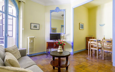 Les Colisées: Mobilia, Proprietà, Finestra, Pianta Della Casa, Divano, Tavolo, Azzurro, Costruzione, Interior Design, Cornice