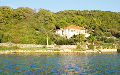 Agneza: Acqua, Cielo, Pianta, Risorse Idriche, Paesaggio Naturale, Albero, Casa, Lago, Vegetazione, Costiera E Morfologie Oceanic
