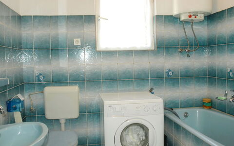 Agneza: Bagno, Blu, Piastrella, Camera, Turchese, Proprietà, Gabinetto, Idraulico Fixture, Parete, Interior Design