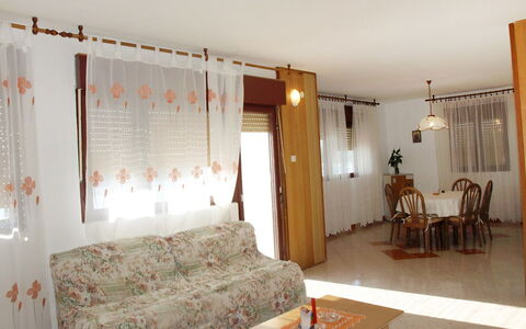 Agneza: Camera, Proprietà, Mobilia, Interior Design, Costruzione, Tenda, Casa, Pavimento, Parete, Immobiliare