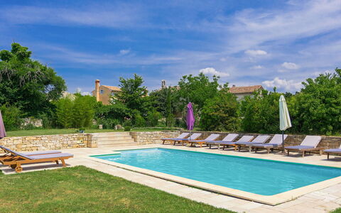 Stancija Negrin: Acqua, Nube, Cielo, Pianta, Piscina, Blu, Costruzione, Shade, Albero, Rettangolo