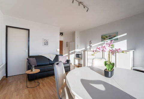 Bredene 301: Mobilia, Proprietà, Tavolo, Pianta, Costruzione, Pianta Della Casa, Sedia, Interior Design, Legna, Vaso Di Fiori