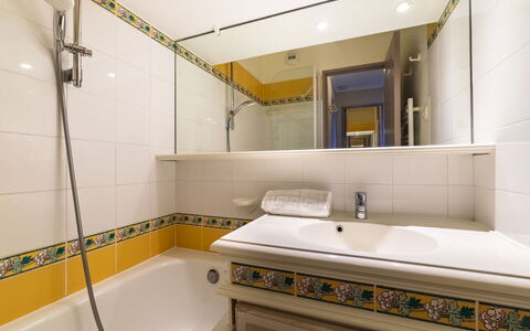 Grimaud 119: Specchio, Rubinetto, Vasca Da Bagno, Idraulico Fixture, Proprietà, Mobilia, Mobiletto Del Bagno, Lavello, Bagno, Costruzione