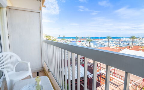 Port Astoria: Cielo, Nube, Costruzione, Tavolo, Sedia, Azzurro, Shade, Interior Design, Acqua, Finestra