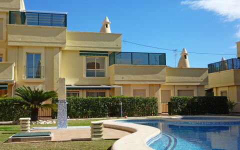Medina del Sol i: Pianta, Cielo, Acqua, Finestra, Blu, Nube, Costruzione, Zona Residenziale, Immobiliare, Erba