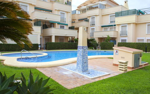 Medina del Sol i: Pianta, Acqua, Proprietà, Costruzione, Finestra, Nube, Cielo, Tempo Libero, Condominio, Urban Design