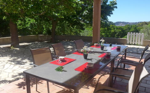 Roumagnac: Proprietà, Terrazza, Tavolo Esterno, Tavolo, Mobilia, Ristorante, Backyard, Landscaping, Immobiliare, Camera