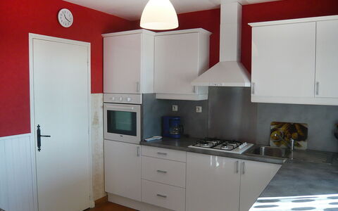 Roumagnac: Camera, Cucina, Cabinetry, Mobilia, Controsoffitto, Proprietà, Interior Design, Credenza, Cucina Stufa, Costruzione