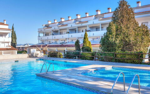 Residencial Gran Sol: Acqua, Cielo, Pianta, Costruzione, Piscina, Azzurro, Finestra, Aqua, Albero, Tempo Libero