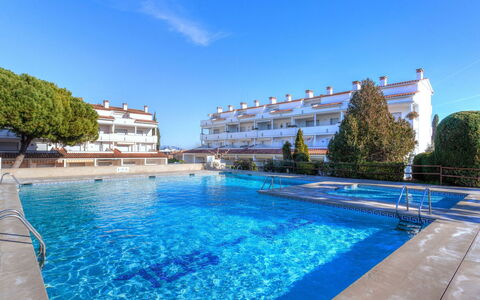 Residencial Gran Sol: Acqua, Cielo, Pianta, Proprietà, Piscina, Costruzione, Natura, Azzurro, Albero, Corpo D'Acqua