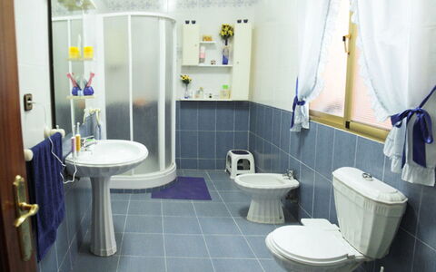 Finca la Poza: Specchio, Idraulico Fixture, Lavello, Costruzione, Rubinetto, Viola, Bagno, Lavandino Del Bagno, Interior Design, Pavimento